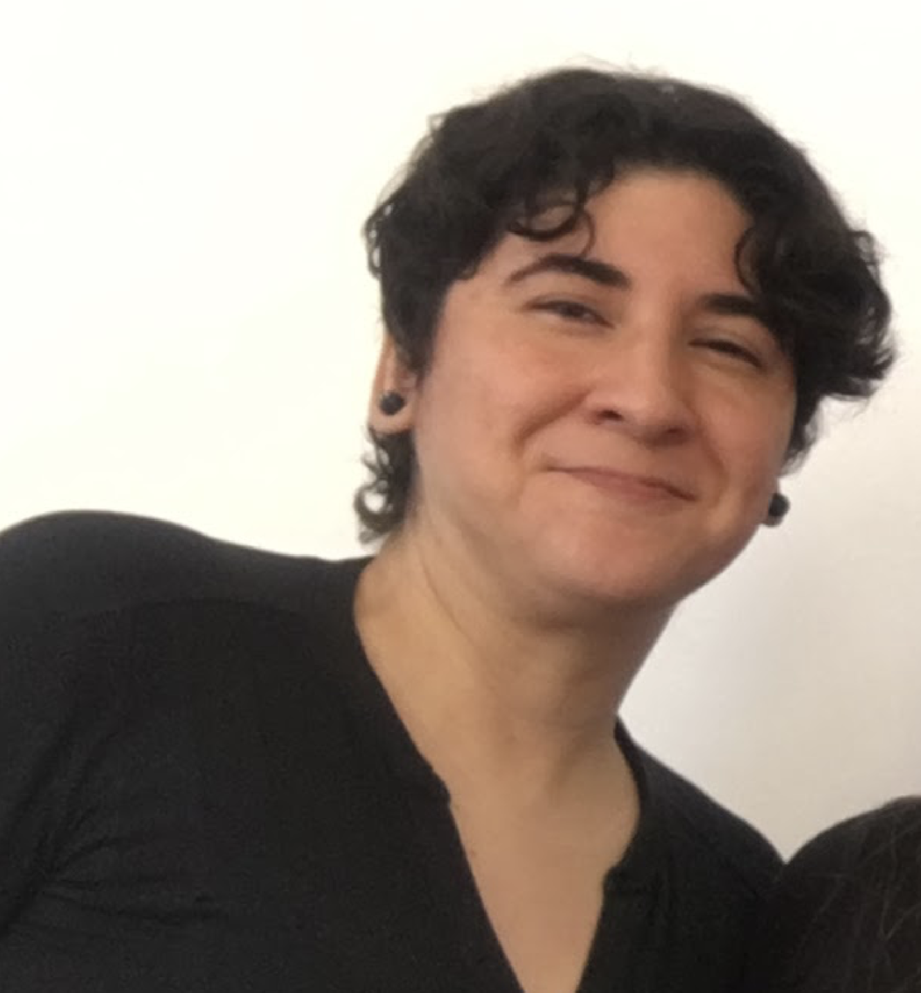 Retrato de Silvana Galván, intérprete de lengua de señas argentina-sistema de signos internacional